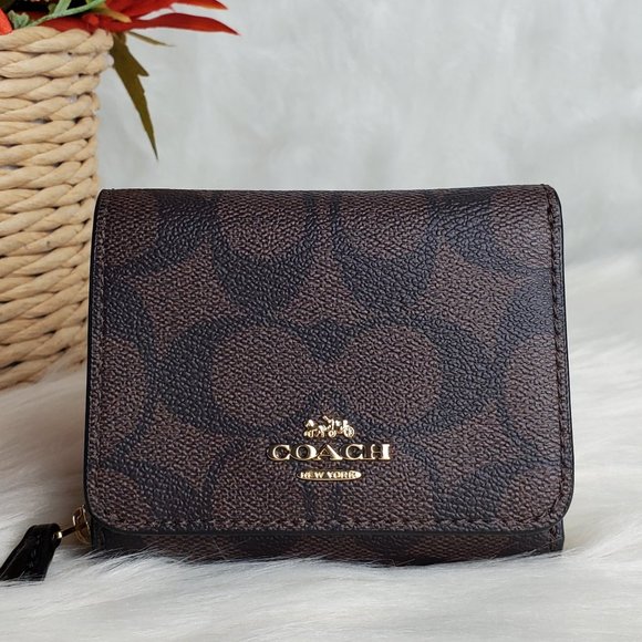 coach small trifold wallet in signature canvas